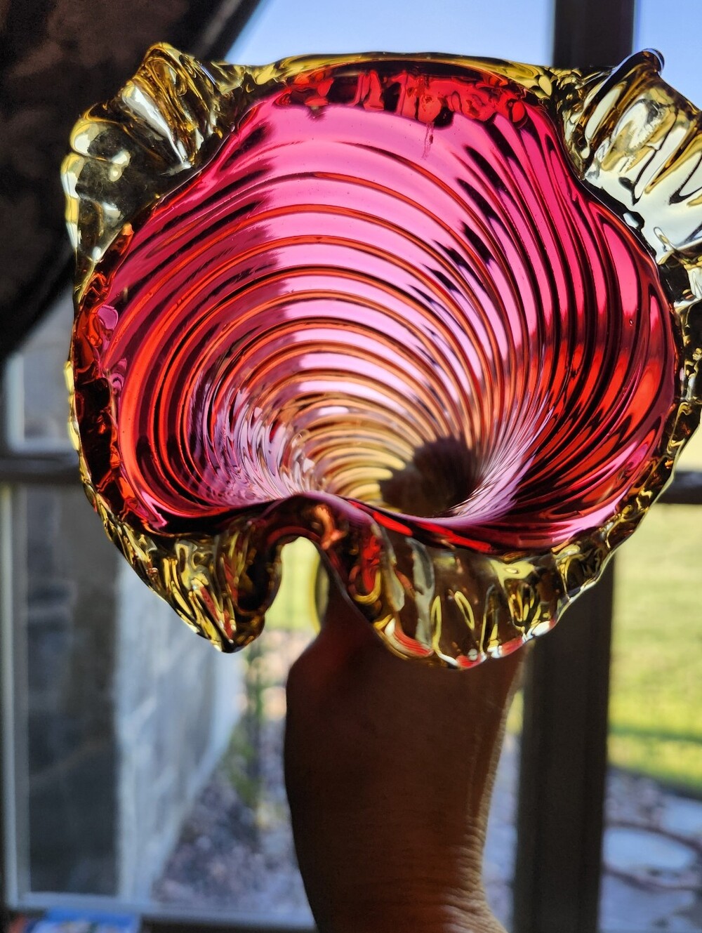 Vintage cranberry amberina trumpet vase with ruffled rim and swirl pattern - Picture 8 of 8